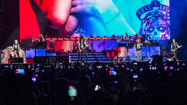 Band Guns N' Roses beraksi para konsernya yang bertajuk 'Not In This Lifetime' di Gelora Bung Karno, Jakarta, Kamis (8/11/2018). (Foto: ANTARA FOTO/Muhammad Adimaja)