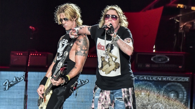 Vokalis Guns N' Roses Axl Rose (kanan) dan Duff McKagan beraksi para konsernya yang bertajuk 'Not In This Lifetime' di Gelora Bung Karno. (Foto: ANTARA FOTO/Muhammad Adimaja)