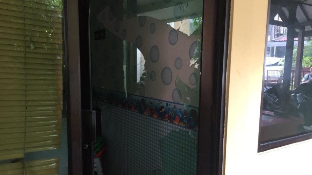 Kaca pintu di polsek Penjaringan yang dipecahkan oleh seorang pria pada malam hari. (Foto: Darin Atiandina/kumparan)