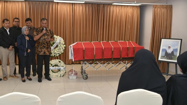 Prosesi pelepasan Jenazah Inayah Fatma Kurnia Dewi, salah satu dari tiga staf Kementerian ESDM yang menjadi korban insiden pesawat Lion Air JT-610. (Foto: Dok. Kementerian ESDM)