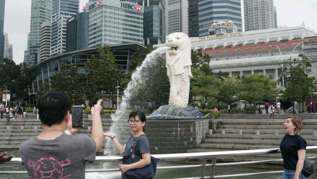 Seorang wisatawan mengabadikan momen di Merlion Park Singapore. Foto: Helmi Afandi Abdullah/kumparan