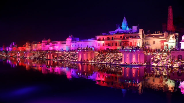 Kota Ayodhya dapatkan rekor dunia dengan 300 ribu lampu (Foto: Reuters/Pawan Kumar)
