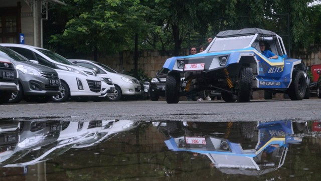 Dirut Bisnis Regional PLN, Haryanto melepas keberangkatan mobil listrik Blits dan Kasuari di Kantor PLN Distribusi Jakarta Jaya, Jakarta, Jumat (9/11).   (Foto: Fanny Kusumawardhani/kumparan )