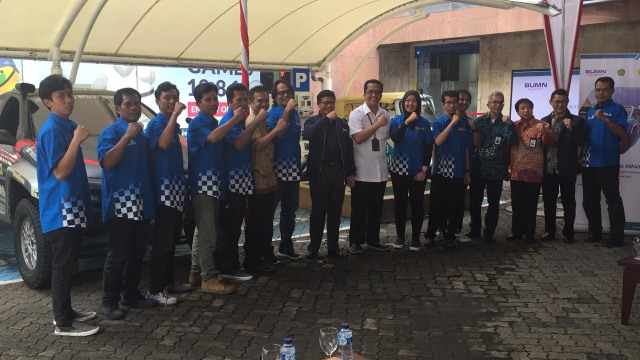 Tim Eksplore Indonesia dan jajaran direksi PLN UID Jakarta Raya (Foto: Aditya Pratama Niagara/kumparanOTO)