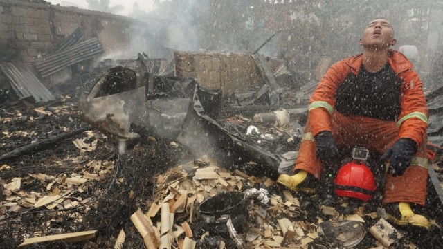 Petugas pemadam kebakaran memadamkan api di komplek Green Garden, Kedoya Utara, Kebon Jeruk, Jakarta Barat, Jumat (9/11/2018). (Foto: Jamal Ramadhan/kumparan)