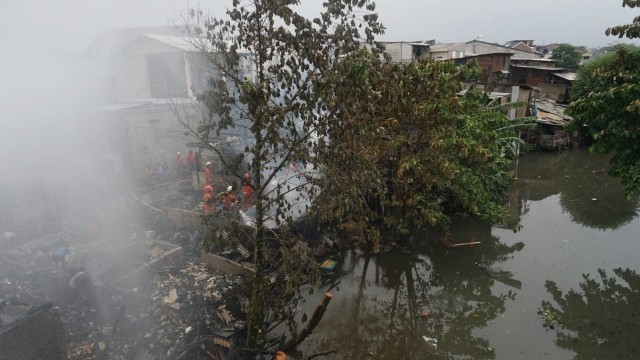 Kebakaran di komplek Green Garden, Kedoya Utara, Kebon Jeruk, Jakarta Barat, Jumat (9/11/2018). (Foto: Jamal Ramadhan/kumparan)