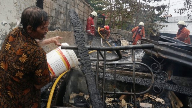 Petugas pemadam kebakaran memadamkan api di komplek Green Garden, Kedoya Utara, Kebon Jeruk, Jakarta Barat, Jumat (9/11/2018). (Foto: Jamal Ramadhan/kumparan)