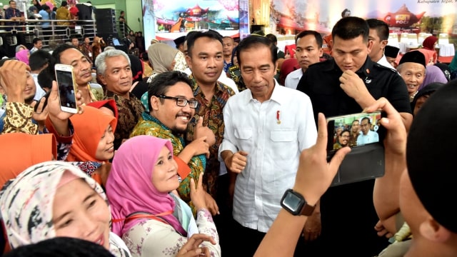 Masyarakat Tegal foto bersama dengan Jokowi di acara Pembagian Sertifikat Tanah untuk Rakyat di Tegal, Jumat (9/11/2018). (Foto: Dok. Biro Pers Setpres)