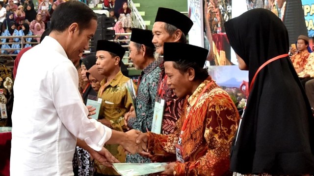 Jokowi membagikan sertifikat tanah untuk rakyat di Tegal, Jumat (9/11/2018). (Foto: Dok. Biro Pers Setpres)