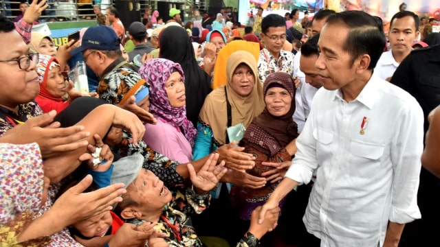 Masyarakat Tegal berebut salaman dengan Jokowi di acara Pembagian Sertifikat Tanah untuk Rakyat di Tegal, Jumat (9/11/2018). (Foto: Dok. Biro Pers Setpres)