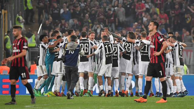 Juventus merayakan kemenangan atas AC Milan di final Copa Italia 2017/18. (Foto: Tiziana FABI / AFP)