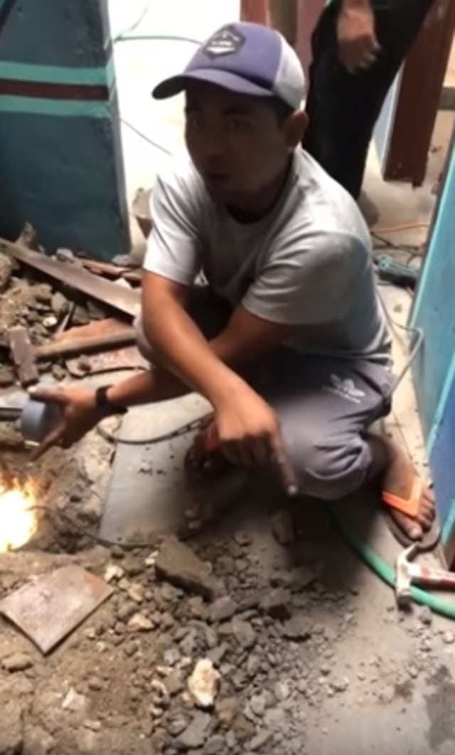 Obrolan Bule dengan Tukang Pipa Ini Bikin Terpingkal | kumparan.com