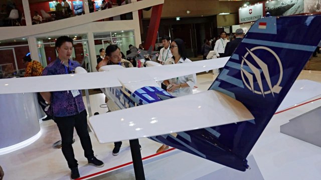 Pengunjung melihat miniatur pesawat dalam acara pameran Indo Defence Expo & Forum di Jiexpo Kemayoran  Jakarta, Jumat (9/11/2018). (Foto: Jamal Ramadhan/kumparan)
