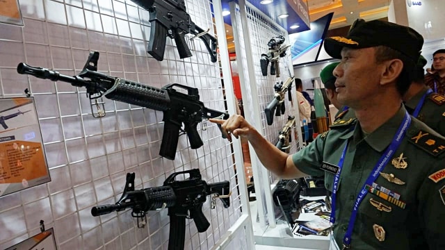Pengunjung melihat miniatur senapan dalam acara pameran Indo Defence Expo & Forum di Jiexpo Kemayoran  Jakarta, Jumat (9/11/2018). (Foto: Jamal Ramadhan/kumparan)