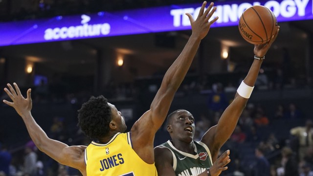 Warriors ketika bertanding melawan Bucks. (Foto: Kyle Terada/Reuters)