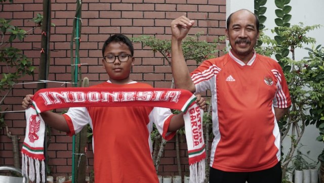 Suporter Timnas Indonesia, Alex dan Putranya, Arvin, dari Jakarta. (Foto: Helmi Afandi/kumparan)