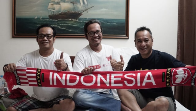 Suporter Timnas Indonesia, Johan (Semarang), Edyas (Yogyakarta), dan Tulus (Jakarta). (Foto: Helmi Afandi/kumparan)