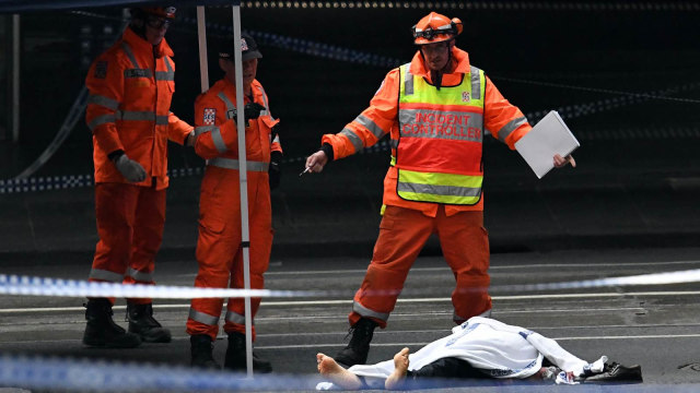 Sejumlah petugas sedang menginvestigasikan korban penusukan di Melbourne, Australia. (Foto: AFP/WILLIAM WEST)