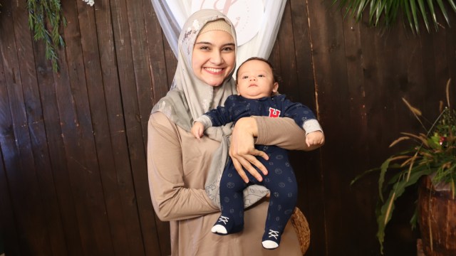 Zee Zee Shahab dan anaknya. (Foto: Munady Widjaja)