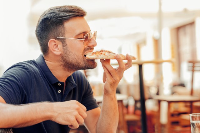 Ilustrasi Makan Pizza Foto: Ivanko80/Shutterstock