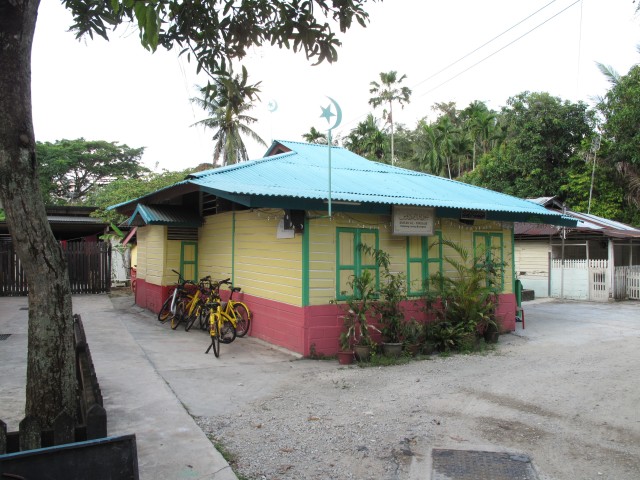 Masjid yang ada di Kampong Lorong Buangkok (Foto: Flickr/Jnzl's Photos)