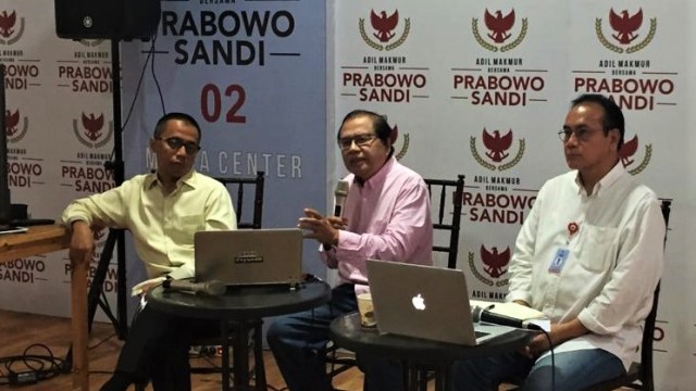 Ekonom PAN Drajad Wibowo, Rizal Ramli dan Direktur Hubungan Internasional Badan Pemenangan Nasional (BPN) Prabowo-Sandi, Irawan Ronodipuro di Media Centre Prabowo-Sandi, Jakarta Selatan. (Foto: Rafyq Panjaitan/kumparan)