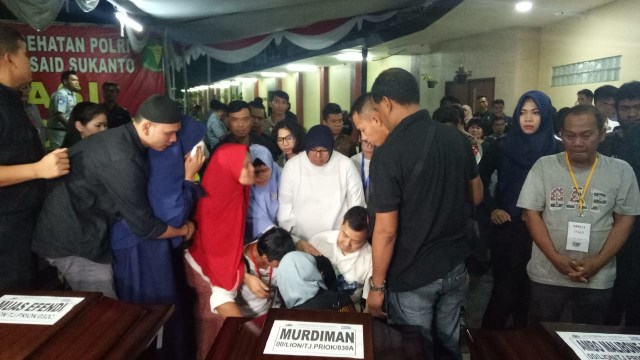 Proses penyerahan jenazah korban Lion Air ke pihak keluarga di RS Polri (Foto: Maulana Ramadhan/kumparan)