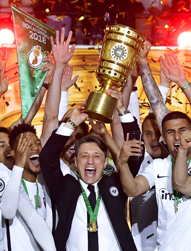 Kovac dan pemain-pemain Eintracht Frankfurt merayakan gelar juara DFB Pokal (Foto: Tobias SCHWARZ / AFP)