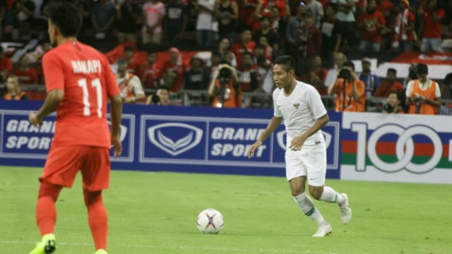 Evan Dimas dalam pertandingan Indonesia vs Singapura di babak penyisihan Piala AFF 2018 (Foto: Helmi Afandi/kumparan)