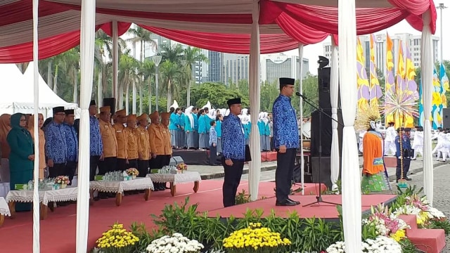 Gubernur DKI Anies Baswedan pimpin upacara Hari Pahlawan di Monas, Sabtu (10/11/2018). (Foto: Paulina Herasmanindar/kumparan)