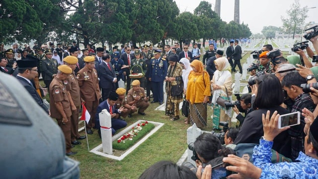 Jokowi ajak veteran tabur bunga di TMP Cikutra, Bandung, Jawa Barat, Sabtu (10/11/2018). (Foto: Yudhistira Amran Saleh/kumparan)