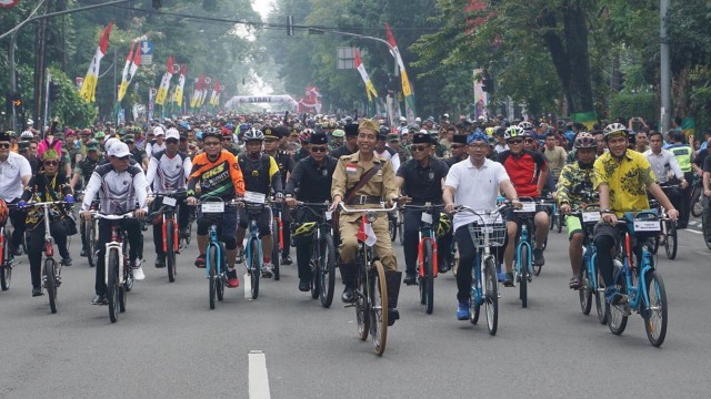 Jokowi di acara Bandung Lautan Sepeda. (Foto: Yudhistira Amran Saleh/kumparan)