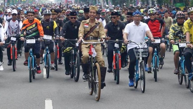 Jokowi di acara Bandung Lautan Sepeda. (Foto: Yudhistira Amran Saleh/kumparan)