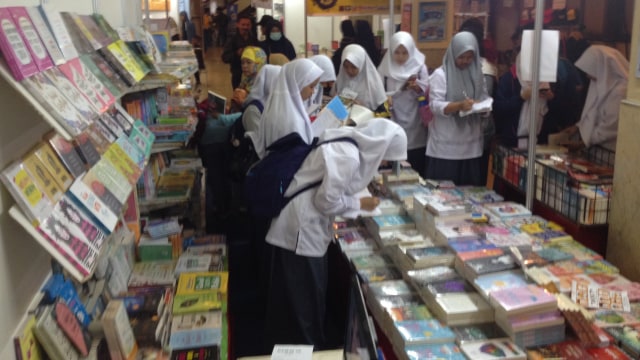 Obral Buku di Landmark Bandung,  Rp5.000-an Sampai Rp10.000 Per Kilogram  (1)