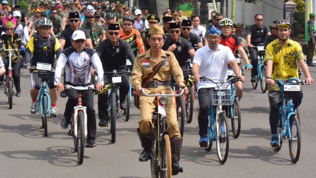 Jokowi Naik Sepeda Ontel di Acara Bandung Lautan Sepeda. (Foto: Dok. Agus Suparto - Presidential Palace)