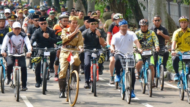 Jokowi Naik Sepeda Ontel di Acara Bandung Lautan Sepeda. (Foto: Dok. Agus Suparto - Presidential Palace)