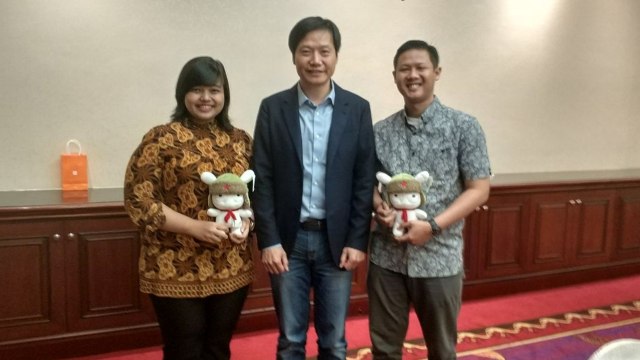 Fajar Yogas dan Dea bertemu CEO Xiaomi Lei Jun (tengah). (Foto: Dok. Pribadi)