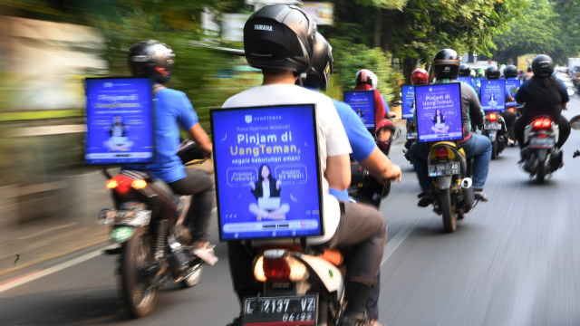 Pengendara ojek daring bersiap menggelar aksi konvoi saat sosialisasi layanan aplikasi UangTeman di Surabaya, Jawa Timur. Foto: Zabur Karuru/ANTARA FOTO