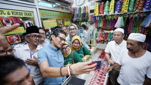 Calon Wakil Presiden nomor urut 02, Sandiaga Salahudin Uno mengunjungi pusat pertokoan Cahaya Bumi Selamat (CBS) atau pasar batuah Martapura, Sabtu (10/11). (Foto: Dok. Tim Sandiaga Uno)