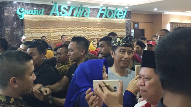 Jokowi di acara konsolidasi tim pemenangan Jokowi-Maaruf Amin, di Hotel Grand Asrilia, Bandung, Sabtu (10/11/2018). (Foto: Iqbal Tawakal Lazuardi/kumparan)