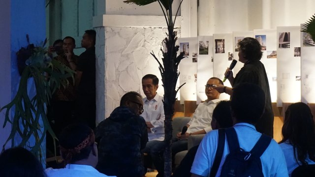 Jokowi di Bandung Creative City Forum (BCCF), Jalan Braga, Bandung. (Foto: Yudhistira Amran Saleh/kumparan)