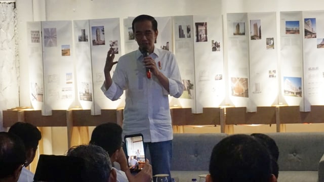Jokowi di Bandung Creative City Forum (BCCF), Jalan Braga, Bandung. (Foto: Yudhistira Amran Saleh/kumparan)