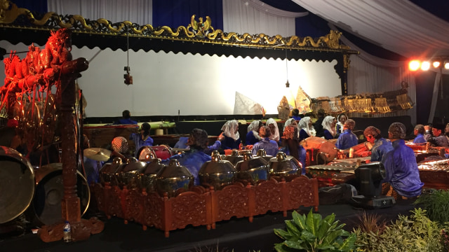 Pertunjukan Wayang tradisional Jawa di HUT NasDem ke-7 di Kabupaten Karanganyar, Jawa Tengah, Sabtu (10/11). (Foto: Rafyq Panjaitan/kumparan)