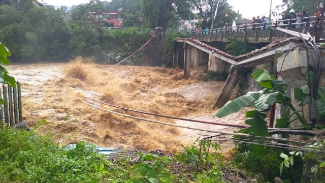 Debit Sungai Cisadane di kabupaten Bogor meningkat menjadi Siaga 2. (Foto: Twitter @Sutopo_PN)