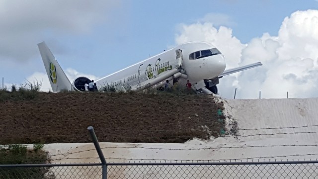 Pesawat Fly Jamaica Terjatuh di Georgetown, Guyana. (Foto: AFP/Denis Chabrol)