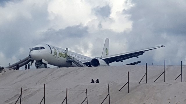 Pesawat Fly Jamaica Terjatuh di Georgetown, Guyana. (Foto: AFP/Denis Chabrol)