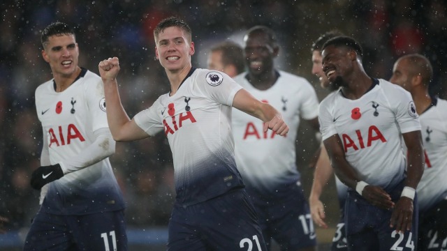 Para pemain Tottenham Hotspur merayakan gol Juan Floyth ke gawang Crystal Palace. (Foto: Peter Cziborra/Reuters)