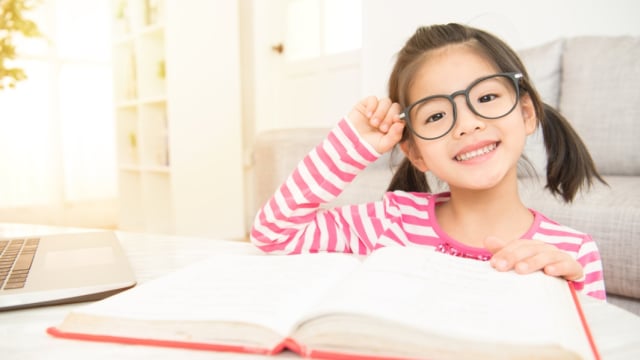 Ilustrasi anak mengulangi pelajarannya di rumah (Foto: Shutterstock)