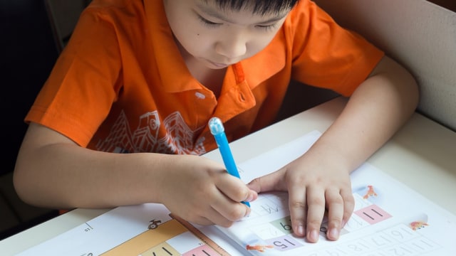 Ilustrasi anak belajar mengerjakan soal latihan (Foto: Shutterstock)