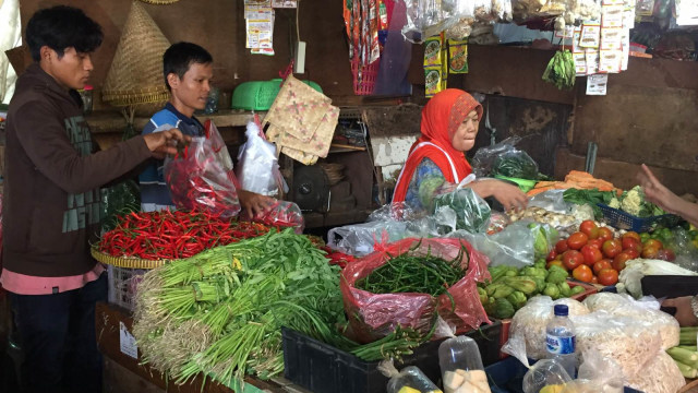 Pedagang sayur di Pasar Minggu. (Foto: Nurul Nur Azizah/kumparan)